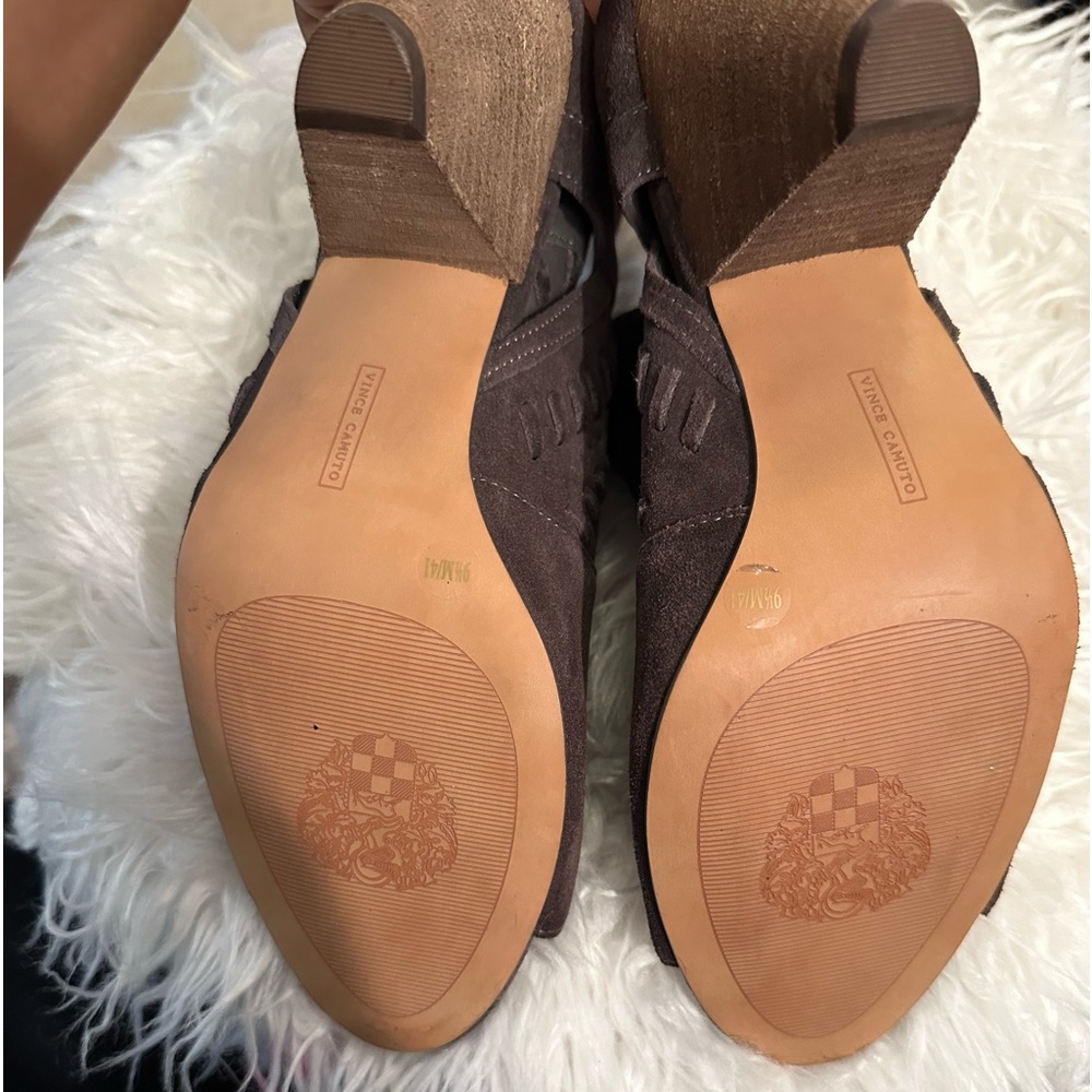 Vince Camuto Ebelin Suede
Cone-Heel Shootie Dark Grey Size 9.5 - Picture 6 of 8
